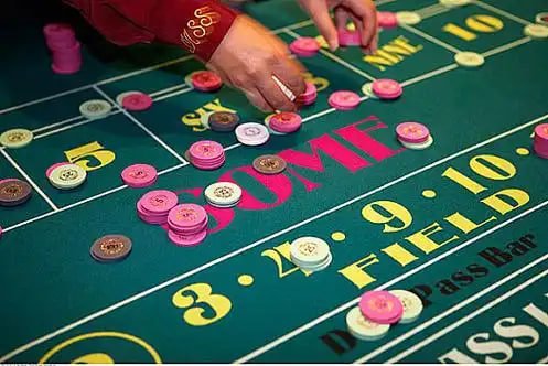 Pemain menikmati platform indodepo pada perangkat mobile, sports dan slot online unggulan